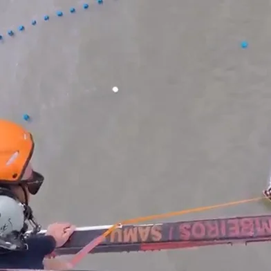 Helicóptero Arcanjo dos Bombeiros resgata praticante de kitesurf na Freguesia do Ribeirão, em Florianópolis.