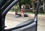 Otávio Mesquita leva filho para distribuir panetone a moradores de rua 

