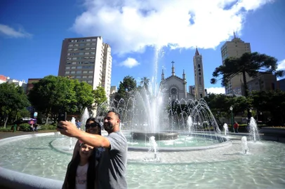 CAXIAS DO SUL, RS, BRASIL 25/12/2017População aproveita o feriado de Natal para passear na praça Dante ALighieri e conferir a reforma do chafariz. (Felipe Nyland/Agência RBS)