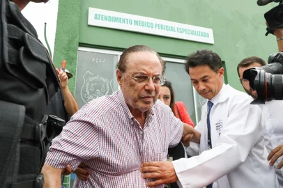 Brazilian lawmaker Paulo Maluf (C), a former mayor of Sao Paulo, is taken to the Legal Medical Institute in Brasilia on December 22, 2017.Maluf was sentenced by the Supreme Court to seven years and nine months in prison for money laundering, in May this year. On December 19, Supreme Court justice Edson Fachin ordered him to immediately begin serving his sentence at a penitentiary in Brasilia. / AFP PHOTO / Sergio LIMA