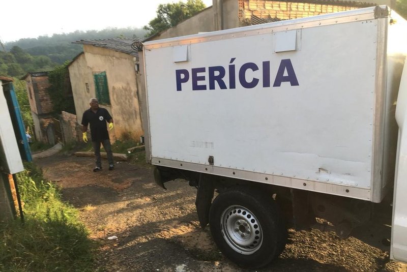 Três homens e duas mulheres foram assassinados na madrugada desta quarta-feira (27) na zona leste de Porto Alegre. A chacina aconteceu em duas casas na  Avenida Deputado Adão Pretto, antigo Beco da Taquara, no bairro Lomba do Pinheiro. 