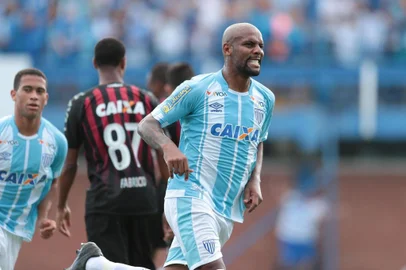 FLORIANÓPOLIS, SC, BRASIL, 26/11/2017: AVAÍ X ATLÉTICO PARANAENSE. Jogo na Ressacada valido pela penúltima rodada do campeonato brasileiro série A. NA FOTO: Gol de Maicon. (Foto: CRISTIANO ESTRELA / DIÁRIO CATARINENSE)