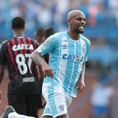 FLORIANÓPOLIS, SC, BRASIL, 26/11/2017: AVAÍ X ATLÉTICO PARANAENSE. Jogo na Ressacada valido pela penúltima rodada do campeonato brasileiro série A. NA FOTO: Gol de Maicon. (Foto: CRISTIANO ESTRELA / DIÁRIO CATARINENSE)