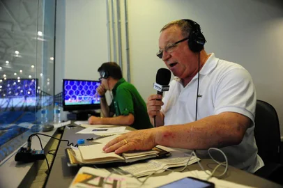  Porto Alegre/RS - Brasil - 19/11/2015 - O narrador da rádio Gaúcha, Pedro Ernesto Denardin, ao lado do comentarista Cleber Grabauska, durante transmissão da partida entre Grêmio x Fluminense, válida pela 35ª rodada do Campeonato Brasileiro 2015, na Arena do Grêmio. A vitória de 1 a 0 do Grêmio, confirmou a equipe gaúcha na Libertadores da América 2016. Foto: Diego Vara/ Agência RBS