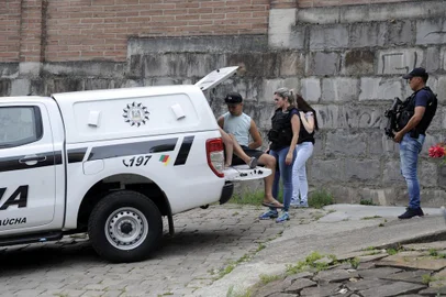  CAXIAS DO SUL, RS, BRASIL, 28/12/2017 - A Polícia Civil fez uma apreensão numa rua sem saída, no bairro Charqueadas. A princípio, na residência foi encontrado armas, dinheiro e drogas. (Marcelo Casagrande/Agência RBS)