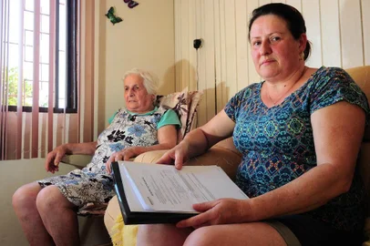  CAXIAS DO SUL, RS, BRASIL, 15/11/2017. A aposentada Genny Avrella Lovatto, 88, não consegue realizar uma cirurgia emergencial. Todos os médicos que procurou cobram mais de R$ 3 mil pelo procedimento, que deveria ser coberto pelo plano de saúde. A filha Lourdes Maria Lovatto, 49, não tem como pagar pela operação. (Porthus Junior/Agência RBS)