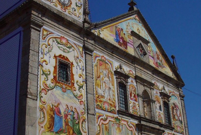 Igreja Válega, recoberta por azulejos.