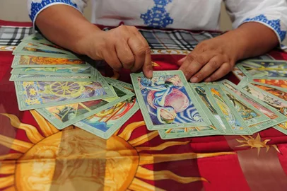  CAXIAS DO SUL, RS, BRASIL (28/12/2017). A taróloga Eunice Gomes de Oliveira mostra as orientações das cartas de  tarot para 2018. (Roni Rigon/Pioneiro).