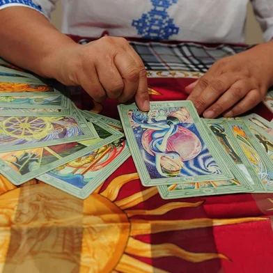  CAXIAS DO SUL, RS, BRASIL (28/12/2017). A taróloga Eunice Gomes de Oliveira mostra as orientações das cartas de  tarot para 2018. (Roni Rigon/Pioneiro).