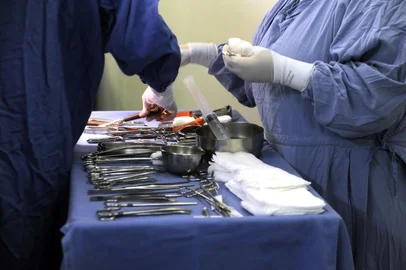  CAXIAS DO SUL, RS, BRASIL  (26/06/2013) Cirurgia no Hospital Pompéia. Na foto, imagens, médicos realizam cirurgia no Hospital Pompéia. Centenário do Hospital Pompéia. (Roni Rigon/Pioneiro)