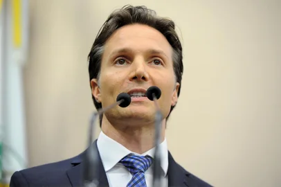  CAXIAS DO SUL, RS, BRASIL 01/01/2017Tomou posse neste domingo o prefeito de Caxias do Sul, Daniel Guerra (PRB). A cerimônia foi realizada na Câmara de Vereadores, em sessão que também empossou o vice-prefeito, Ricardo Fabres de Abreu (PRB), e os 23 vereadores eleitos para a legislatura 2017-2020. O plenário ficou lotado para acompanhar a solenidade. (Felipe Nyland/Agência RBS)