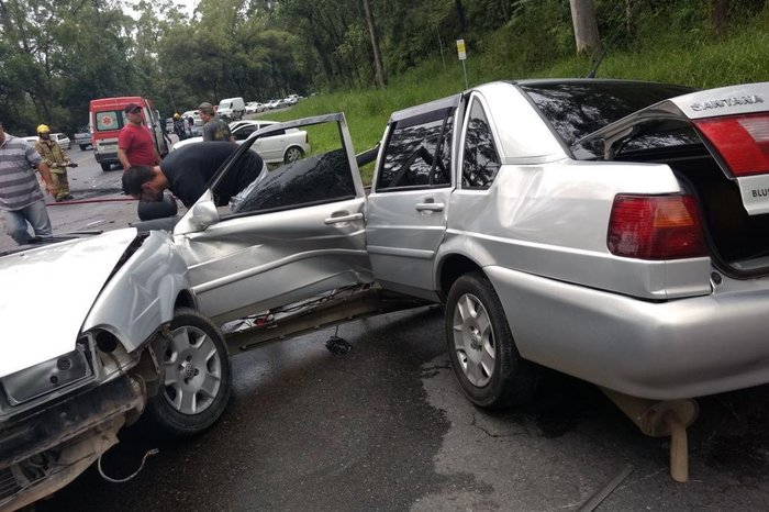 Carro Se Parte Ao Meio Em Acidente Em Sc Mas Ninguem Se Fere Com