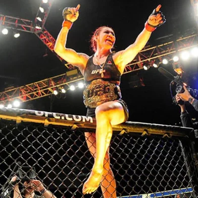 Brasileira Cris Cyborg vence Holly Holm no UFC 219 e mantém cinturão