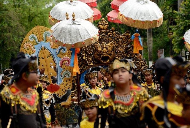 As crianças balinesas participam de um desfile cultural durante um festival para marcar o Ano Novo em Denpasar, na ilha de Bali, em 31 de dezembro de 2017. As crianças balinesas participam de um desfile cultural durante um festival para marcar o Ano Novo em Denpasar, na ilha de Bali, em 31 de dezembro de 2017.