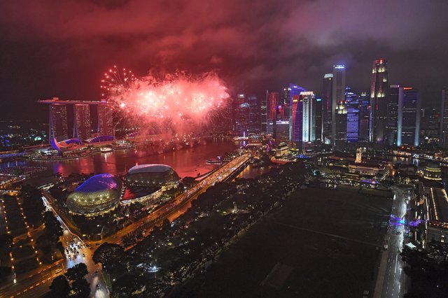 Os fogos de artifício explodiram no horizonte durante uma exibição horária que antecede a contagem regressiva final para as celebrações do ano novo de 2018 em Cingapura em 31 de dezembro de 2017. Os fogos de artifício explodiram no horizonte durante uma exibição horária que antecede a contagem regressiva final para as celebrações do ano novo de 2018 em Cingapura em 31 de dezembro de 2017.