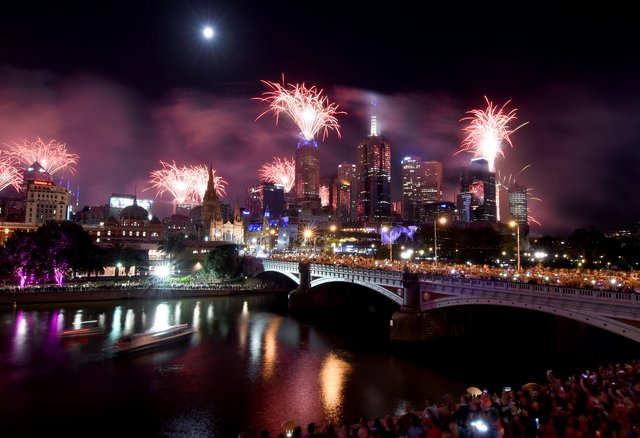 Os fogos de artifício acendem o céu de construções de telhados ao longo do rio Yarra durante as festas de Ano Novo em Melbourne no início de 1º de janeiro de 2018. Os fogos de artifício acendem o céu de construções de telhados ao longo do rio Yarra durante as festas de Ano Novo em Melbourne no início de 1º de janeiro de 2018.