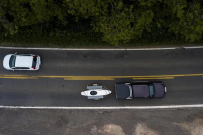  PORTO ALEGRE, RS, BRASIL - Matéria Especial. A frota no RS cresceu 58% enquanto a parcela de rodovias asfaltadas só subiu 8% e a fatia de estradas consideradas ruins e péssimas pelo CNT dobrou. Na imagem ERS-020, próximo ao KM 93. Esta estrada é uma das consideradas péssimas.