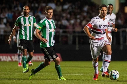 SÃO PAULO FC X CORITIBASP - SPFC/CFC - ESPORTES - Hernanes do São Paulo FC durante partida entre São Paulo FC x Coritiba , válida pela 18ª rodada do Campeonato Brasileiro 2017, realizada no Estádio Cícero Pompeu de Toledo, o Morumbi em São Paulo, SP. 03/08/2017 - Foto: MAURíCIO RUMMENS/FOTOARENA/FOTOARENA/ESTADÃO CONTEÚDOEditoria: ESPORTESLocal: SÃO PAULOIndexador: MAURíCIO RUMMENSFotógrafo: FOTOARENA