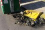 Vândalos colocam fogo em 10 contêineres de lixo em Caxias do Sul. Lixeiras foram danificadas no fim de semana do Ano-Novo.