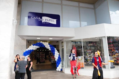  CAXIAS DO SUL, RS, BRASIL (02/01/2018). Casa do Papel inaugura suas atividades no antigo endereço da emblemática loja Fedrizzi, na Av.Julio de Castilhos com Garibaldi. (Roni Rigon/Pioneiro).