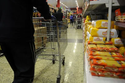  CAXIAS DO SUL, RS, BRASIL, 12/10/2017 - Após acordo os mercados de Caxias abrem normalmente no feriado de 12 de outubro. (Marcelo Casagrande/Agência RBS)