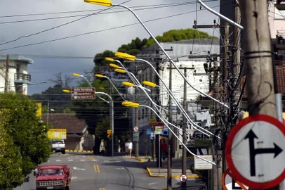 *** Postes/lâmpadas-RicardoW ***Postes das áreas dos principais corredores de ônibus da cidade estão recebendo lâmpadas mais potentes, de 400 watts. Nesta manhã, as lâmpadas foram instaladas na Rua Matteo Gianela.