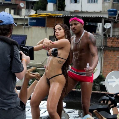 Imagens do clipe Vai Malandra, de Anitta, gravado no morro do Vidigal, no Rio de Janeiro