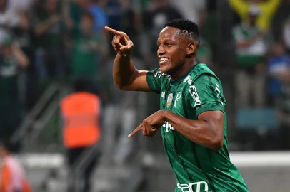 Mina (L) of Brazils Palmeiras celebrates his goal against Argentinas Atletico Tucuman during their 2017 Copa Libertadores football match held at Allianz Parque stadium, in Sao Paulo, Brazil on May 24, 2017. / AFP PHOTO / NELSON ALMEIDA