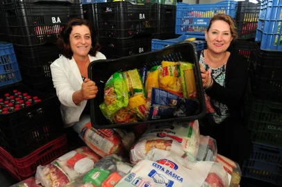  CAXIAS DO SUL, RS, BRASIL (03/01/2018). Natal do Bem. Reportagem verifica volume de alimentos arrecados pela campanha Natal do Bem, destinado para o Banco de Alimentos.  Na foto, Mary Stela Helena Boff (nutricionista) e Sandra Poleto (coordenadora) relatam o trabalho no Banco. (Roni Rigon/Pioneiro).