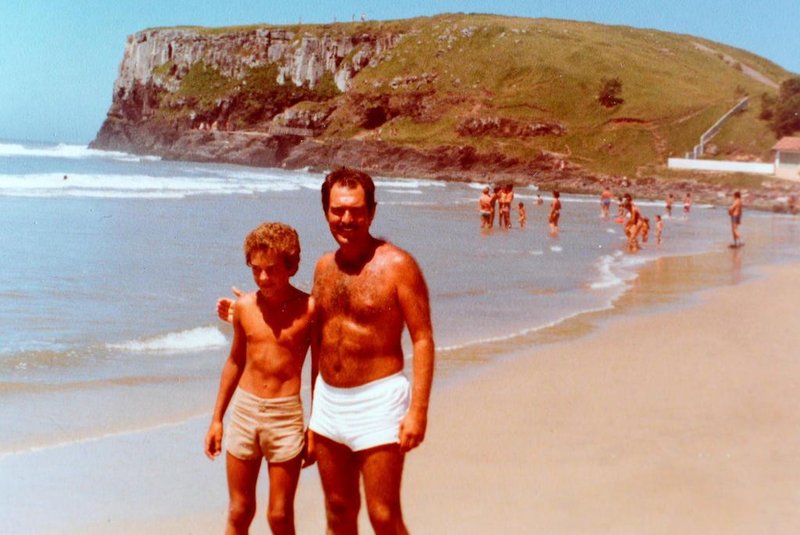  CAXIAS DO SUL, RS, BRASIL (01/12/2017). Marcus Gravina com o filho Mauricio Gravina, na Praia da cal, em 1981. (Roni Rigon/Pioneiro).