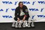 2017 MTV Video Music Awards - Press RoomINGLEWOOD, CA - AUGUST 27: Kendrick Lamar, winner of Video of the Year, Best Hip Hop, Best Cinematography, Best Direction, Best Art Direction, Best Visual Effects for Humble, poses in the press room during the 2017 MTV Video Music Awards at The Forum on August 27, 2017 in Inglewood, California.   Alberto E. Rodriguez/Getty Images/AFPEditoria: ACELocal: InglewoodIndexador: Alberto E. RodriguezSecao: PeopleFonte: GETTY IMAGES NORTH AMERICAFotógrafo: STF