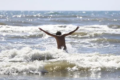  CAPÃO DA CANOA, RS, BRASIL, 05-01-2017. Veranistas aprovaitam o mar transparente de Capão (ISADORA NEUMANN/AGÊNCIA RBS)