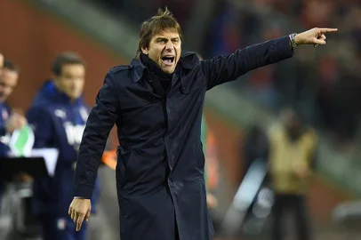  (FILES) This file photo taken on November 13, 2015 shows Italys coach Antonio Conte gesturing during the friendly international match between Belgium and Italy at Baudoin King Stadium in Brussels.Italy coach Antonio Conte was on April 4, 2016 named as Chelseas new manager on a three-year deal starting after Euro 2016, the Premier League club announced. / AFP / EMMANUEL DUNANDEditoria: SPOLocal: BrusselsIndexador: EMMANUEL DUNANDSecao: soccerFonte: AFPFotógrafo: STF