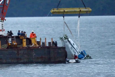 Trabalhos de retirada do avião que caiu no mar em ParatyRJ - TEORI/DESASTRE/PARATY/AVIÃO - GERAL - Guindaste iça no final da tarde deste domingo (22) os destroços do avião que caiu no mar         com o ministro do Supremo Tribunal Federal (STF), Teori Zavascki, e mais quatro pessoas         próximo à Ilha Rasa, a dois quilômetros de Paraty (RJ). O acidente ocorreu na última         quinta-feira (19).         22/01/2017 - Foto: FÁBIO MOTTA/ESTADÃO CONTEÚDOEditoria: GERALLocal: PARATYIndexador: FÁBIO MOTTAFotógrafo: ESTADÃO CONTEÚDO