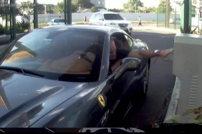  Polícia apreende Ferrari e Mercedes que seriam de sócio de fabricante de suplemento alimentar