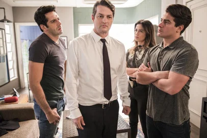 Malagueta (Marcelo Serrado)Julio (Thiago Martins), Sandra (Nanda Costa) e Agnaldo (João Baldasserini), pega pega