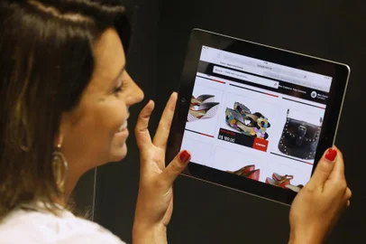  PORTO ALEGRE, RS, BRASIL, 12/11/2014: Priscila Franzeck Barbosa navega em site que comercializa sapatos femininos na internet. (Foto: Mateus Bruxel / Agência RBS)Indexador: Mateus_Bruxel