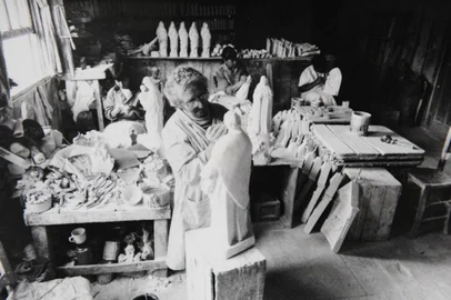  CAXIAS DO SUL, RS, BRASIL (05/01/2018). Atelier Michelangelo Zambelli. Na foto, a escultora Valesca Reis retoca imagens sacras.  Pub: 12/02/1992 (Roni Rigon/Pioneiro).