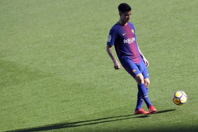 Barcelonas new Brazilian midfielder Philippe Coutinho kicks a ball during his official presentation in Barcelona on January 8, 2018. Philippe Coutinho officially joined Barcelona today, completing a move from Liverpool thought to be worth 160 million euros ($192 million), making it the third richest transfer in history. / AFP PHOTO / LLUIS GENE