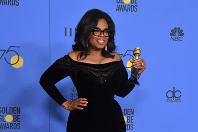 Actress and TV talk show host Oprah Winfrey poses with the Cecil B. DeMille Award during the 75th Golden Globe Awards on January 7, 2018, in Beverly Hills, California. / AFP PHOTO / Frederic J. BROWN