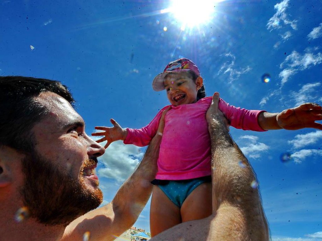 Nova moda para as crianças na praia: as camisetas que ajudam a proteger do sol | GZH Nova moda para as crianças na praia: as camisetas que ajudam a proteger do sol | GZH