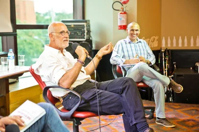 O lançamento contou com um bate-papo entre o autor e o instrutor de pilotagem André Vargas no Royal Black Pub na terça-feira (9). NA FOTO: