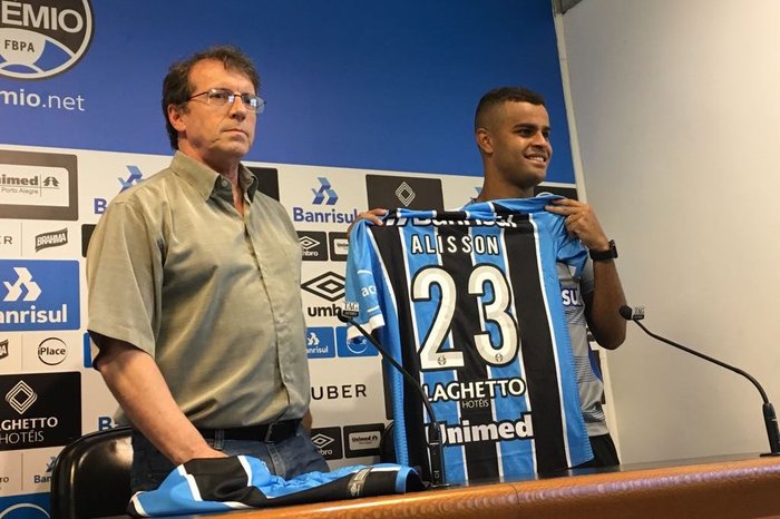 Apresentado, Alisson fala de chegada ao Grêmio: Venho para brigar por minha vaga
