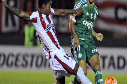 Brazils Palmeiras player Jean (R) vies for the ball witht Uruguays River Plate CesarTajan during their Copa Libertadores football match in Maldonado, Uruguay, on February 16, 2016. AFP PHOTO / DANTE FERNANDEZ DANTE FERNANDEZ / AFP