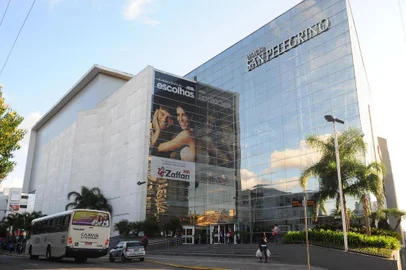  CAXIAS DO SUL, RS, BRASIL - 15/05/2015 - Shopping San Pelegrino, em Caxias do Sul: menores não poderão entrar nos finais de semana desacompanhados dos pais