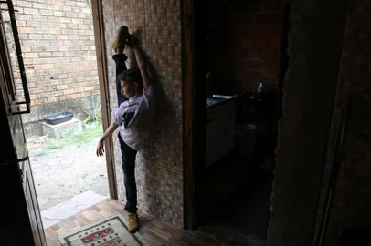  CANOAS-RS-BR 21.12.2017  O bailarino Brian Soares dos Santos, 12 anos, morador do Bairro Rio Branco, em Canoas, foi selecionado para estudar na escola de dança Bolshoi, em Joinville, Santa Catarina. Em janeiro, ele e a família se mudarão para o novo Estado em busca do sonho do menino. FOTÓGRAFO: TADEUVILANI AGÊNCIARBS DG Geral