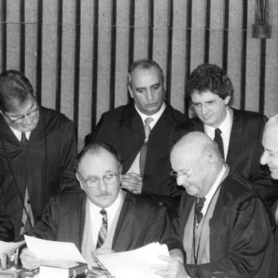 Acusação (E) e defesa (D) do deputado Antônio Dexheimer com o relator do processo (C) do Caso Daudt. Radialista e deputado estadual, José Antônio Daudt foi assassinado no dia 04/06/1988.#PÁGINA:25 Fotógrafo: BD ZH#envelope: 81151