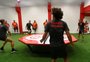 VÍDEO: "febre" na Seleção Brasileira, futmesa invade o Beira-Rio
