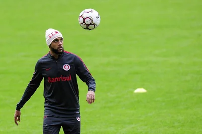 PORTO ALEGRE, RS, BRASIL, 09-06-2017: Carlinhos durante treino do Inter comandado pelo técnico Guto Ferreira no Estádio Beira-Rio. (Foto: MATEUS BRUXEL/AGÊNCIA RBS)