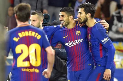 Barcelonas Uruguayan forward Luis Suarez (C) celebrates a goal with Barcelonas Portuguese midfielder Andre Gomes (R) and Barcelonas Spanish defender Jordi Alba during the Spanish league football match between Real Sociedad  and FC Barcelona at the Anoeta stadium in San Sebastian on January 14, 2018. / AFP PHOTO / ANDER GILLENEA / The erroneous mention[s] appearing in the metadata of this photo by ANDER GILLENEA has been modified in AFP systems in the following manner: [Barcelonas Portuguese midfielder Andre Gomes] instead of [Barcelonas Brazilian midfielder Paulinho]. Please immediately remove the erroneous mention[s] from all your online services and delete it (them) from your servers. If you have been authorized by AFP to distribute it (them) to third parties, please ensure that the same actions are carried out by them. Failure to promptly comply with these instructions will entail liability on your part for any continued or post notification usage. Therefore we thank you very much for all your attention and prompt action. We are sorry for the inconvenience this notification may cause and remain at your disposal for any further information you may require.